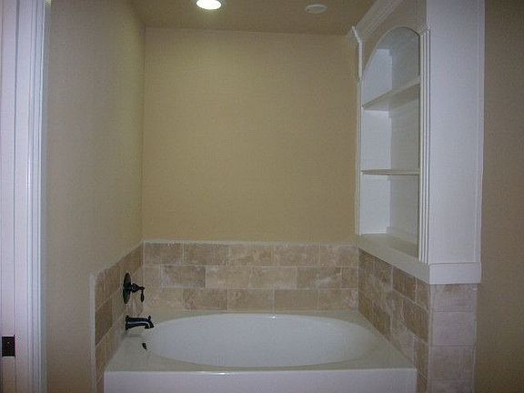 Tub in Master with lots of built ins