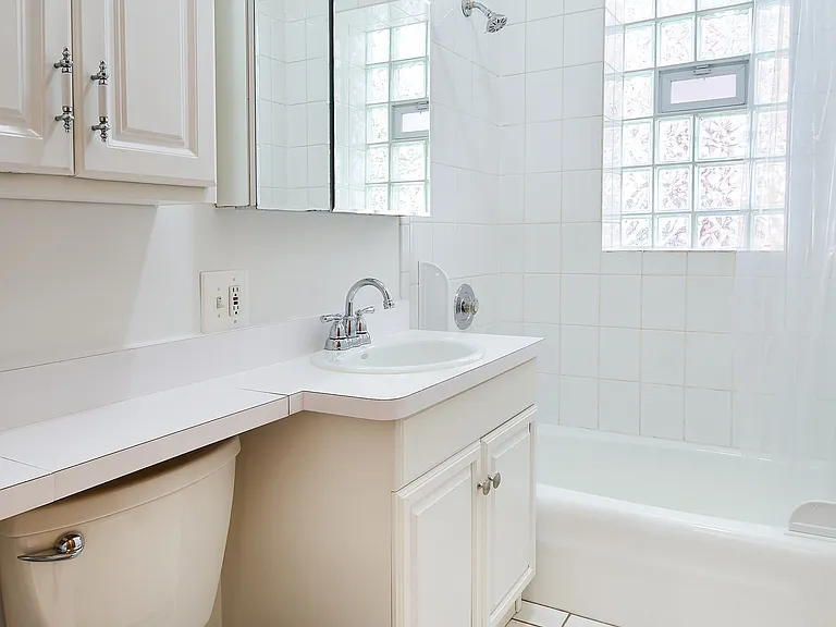 5615 N Winthrop Ave #1F — Photo 6