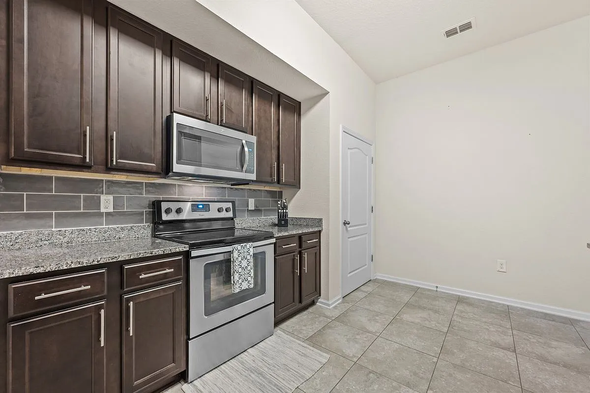 3 bed, 2.0 bath, 1327 sqft, $1,850 — Photo 3