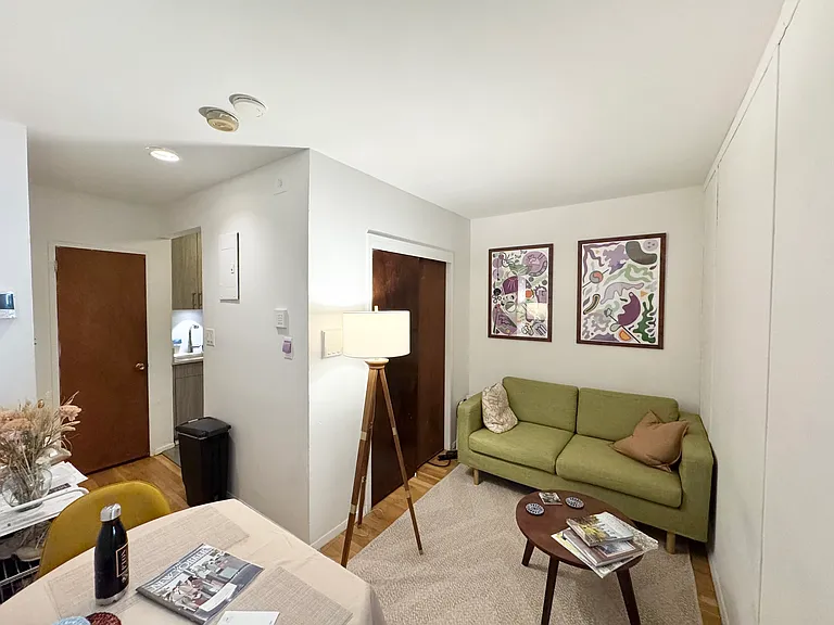 433 W 43rd St #3B — Photo 2