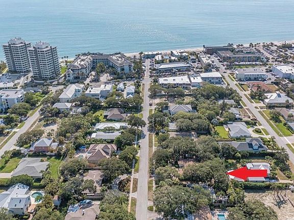 Just 5 houses away from ocean