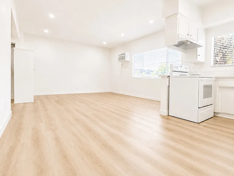 401 E Harvard St #6 — Photo 1