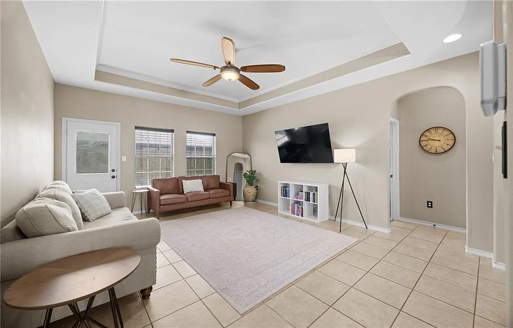 3 bed, 1266 sqft, $1,950 — Photo 2