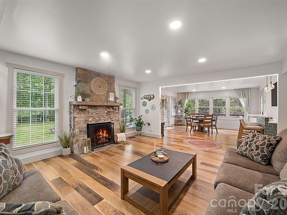 9th image of 19 Chipping Green Dr
