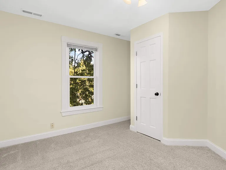 460 Beaumont St — Photo 18