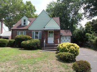 43 Iroquois Rd, Cranford, NJ 07016