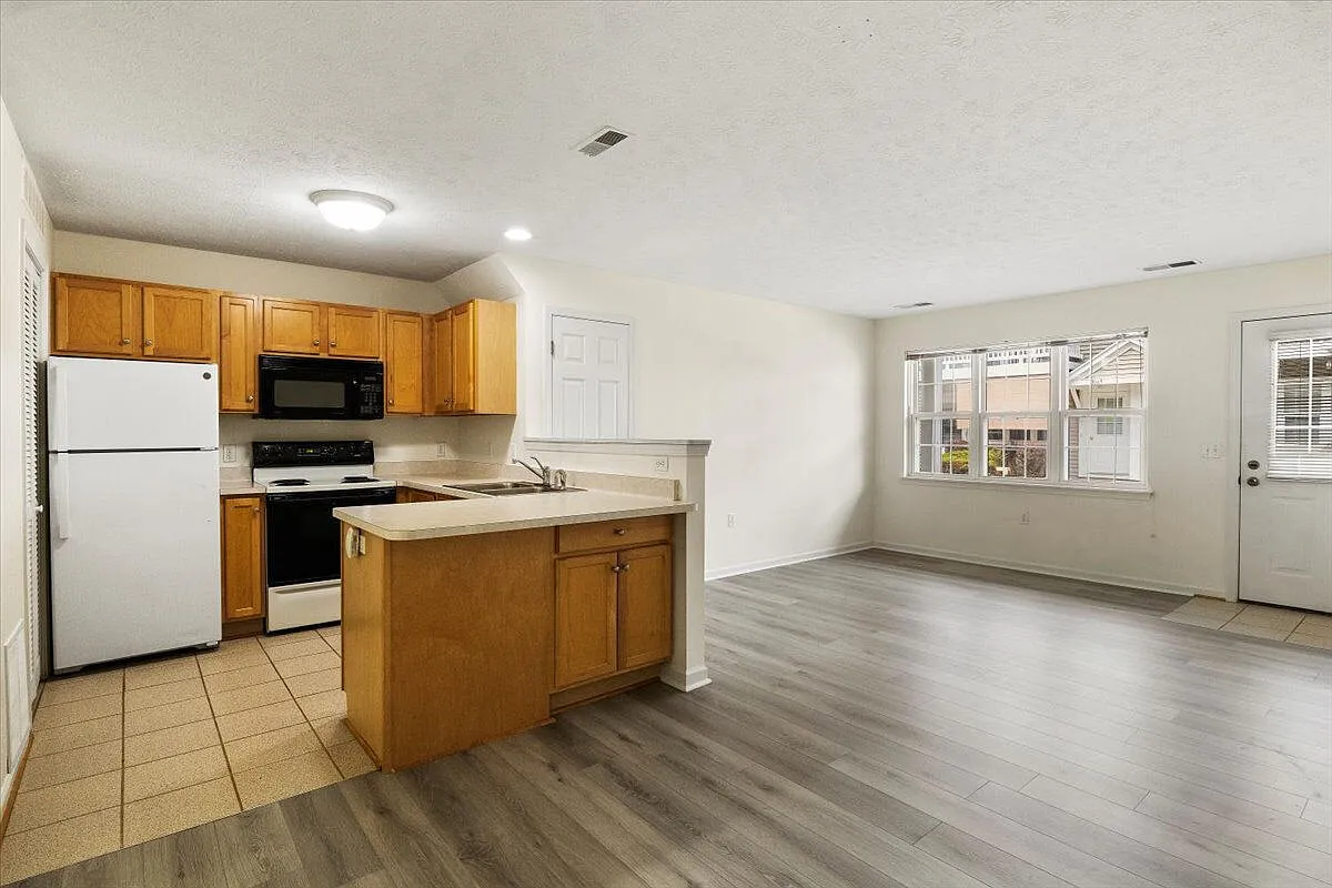 Summit Knolls Apartments and Townhomes — Photo 1