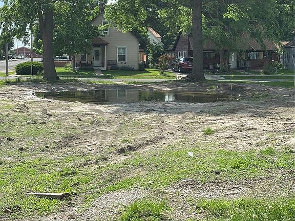 2nd image of 400 Napolean St