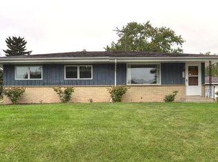 320 Parkway Ct, Port Washington, WI