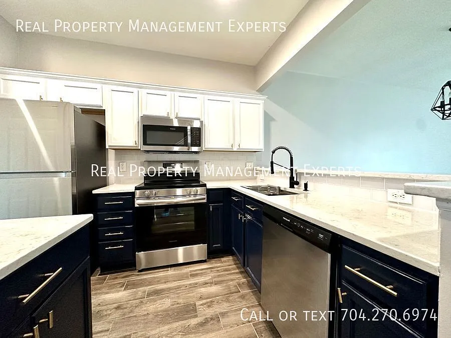 **Move In Special Beautiful 2 Br/2.5 Ba Townhouse In Charlotte! — Photo 2