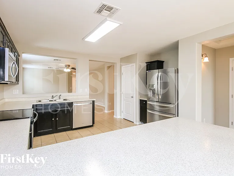 941 E Leslie Ave — Photo 6