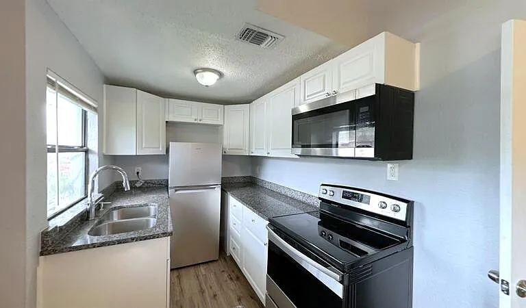 14125 Palm St #3 — Photo 8