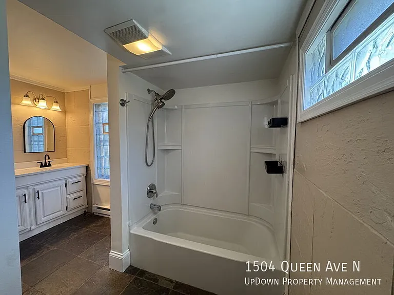 1504 Queen Ave N — Photo 17