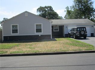 10 Robin Hood Dr, Riverside, RI 02915