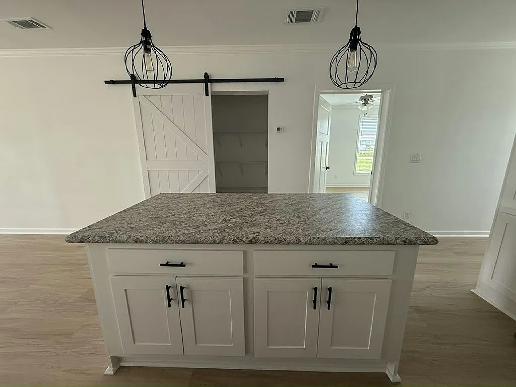 3 bed, 2.0 bath, 1356 sqft, $1,629 — Photo 3