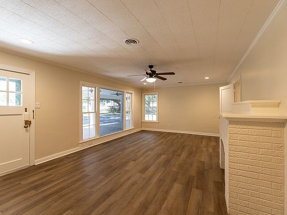 221-JEFFERSON-STREET-living_10222025