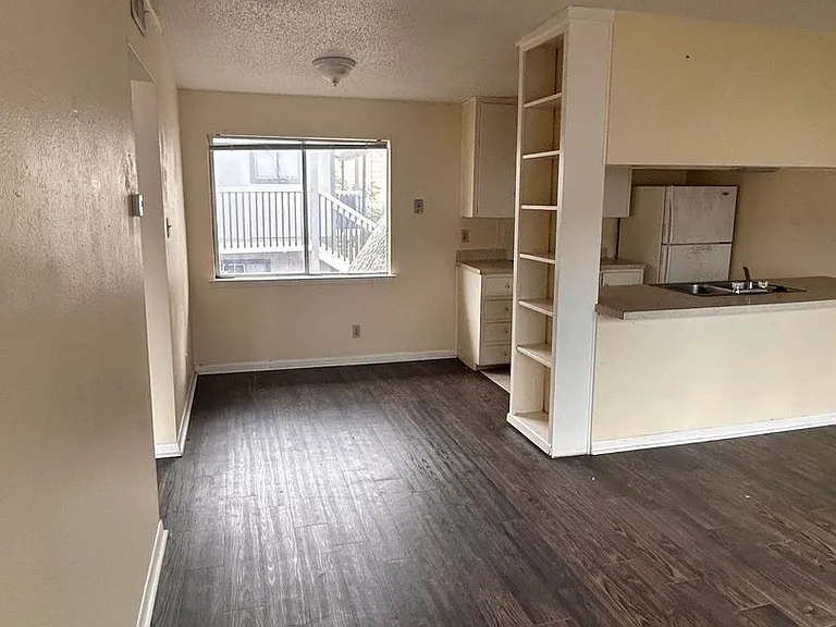2408 Longview St — Photo 5