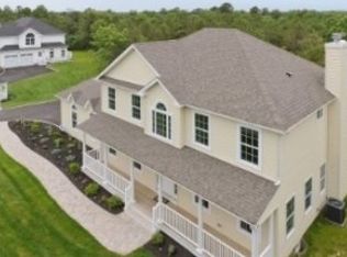 15 Horseshoe Cir, Hauppauge, NY 11788