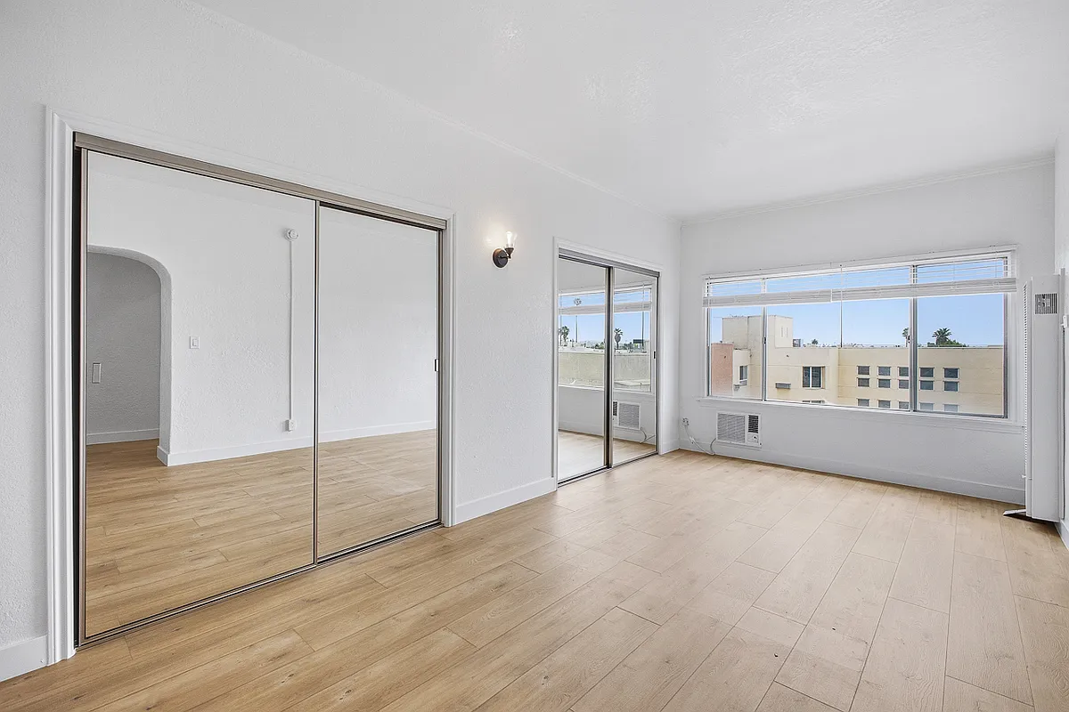 Building Photo - 1932 W 25th St #24