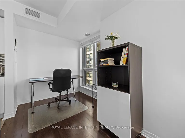 242 Rideau St #909 — Photo 10