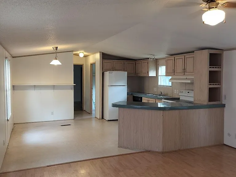 305 Woods Ln — Photo 4
