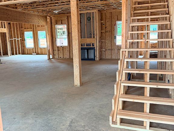 3rd image of 424 Landers Rd