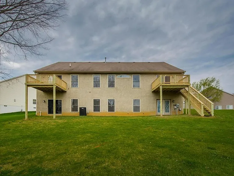 2323 Charoe St — Photo 17