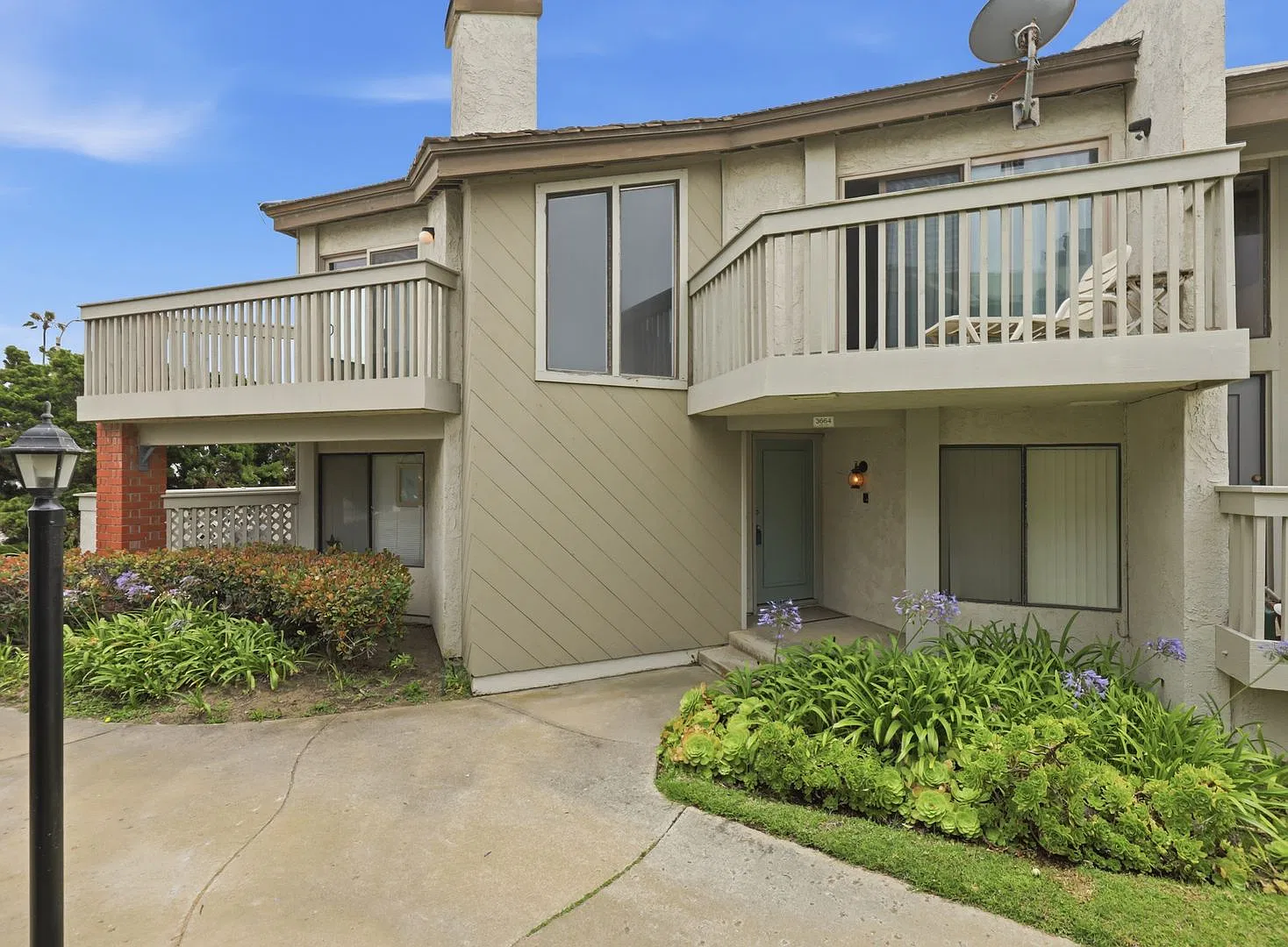 For Lease - 1+2 Condo With Ensuite Loft Over Looking The Channel Islands Harbor W/Lots Of Amenities — Photo 1