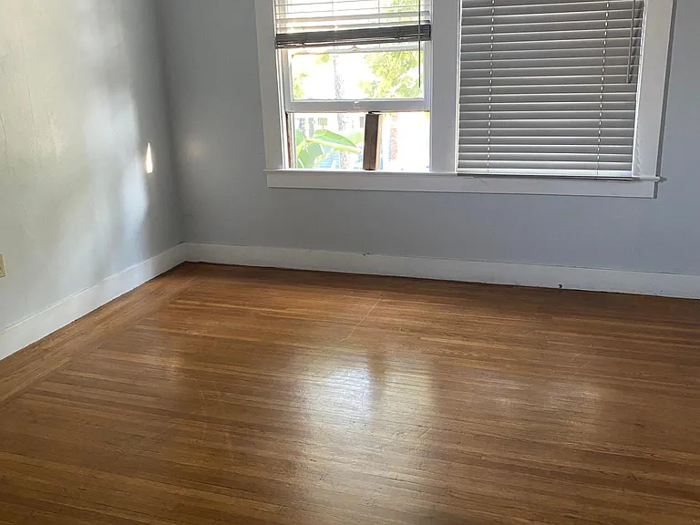 654 Edwards St — Photo 12
