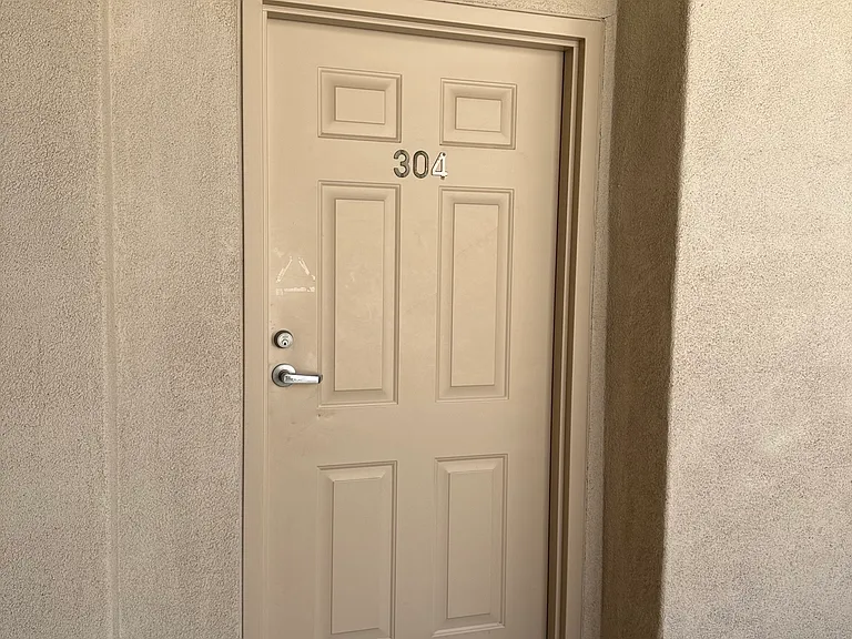 10616 Moorpark St #304 — Photo 3