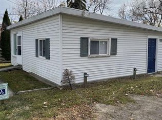 8135 Macomb St, Grosse Ile, MI 48138