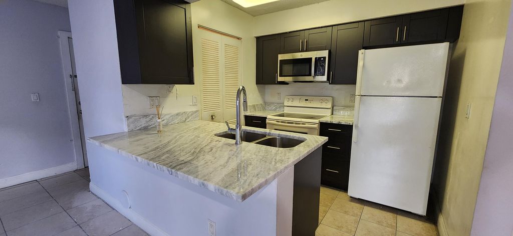 1227 SW 46th Ave APT 305, photo 2