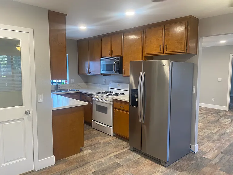 Sierra Ave — Photo 4