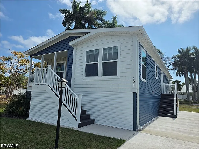 101 Oak Ln — Photo 2