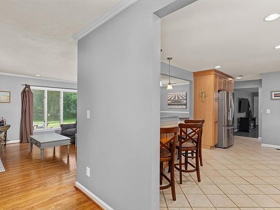 4th image of 472 Oakshire Ln