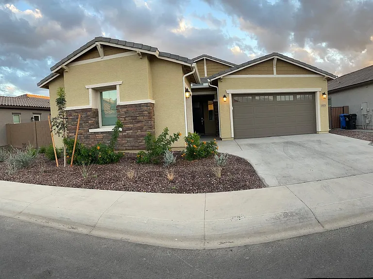 9329 W Sells Dr — Photo 2