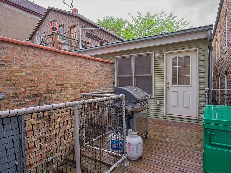 Shared rear deck