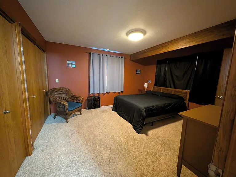 Bedroom 1: Master Bedroom
