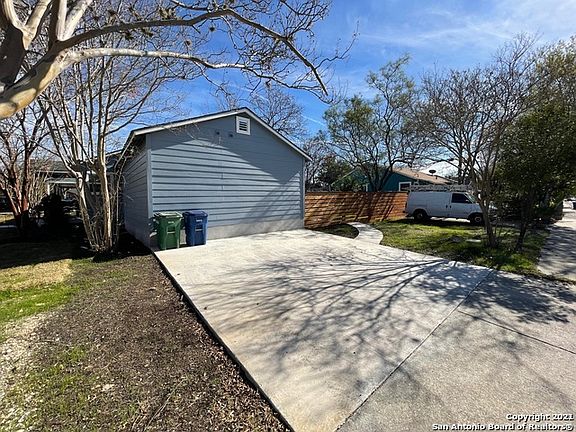 3rd image of 216 W Wildwood