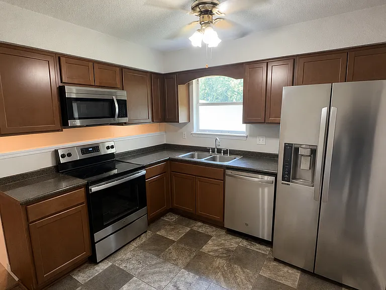 902 Laurel Ln — Photo 4