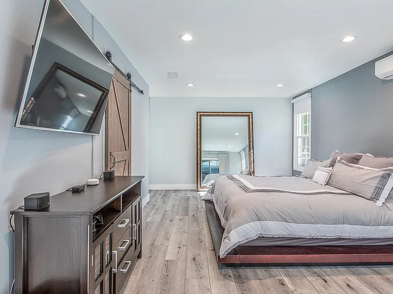 1207 Greenacre Ave — Photo 17