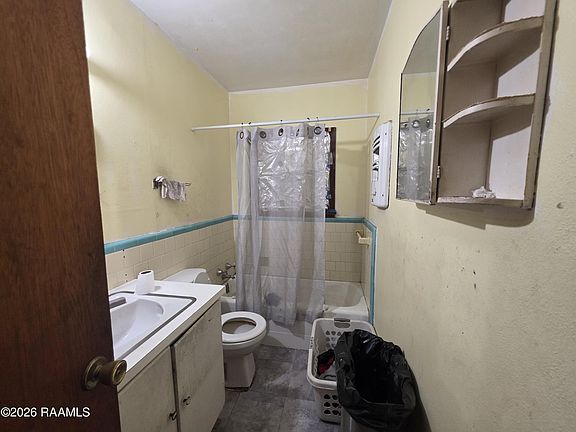4th image of 223 Doc Duhon St