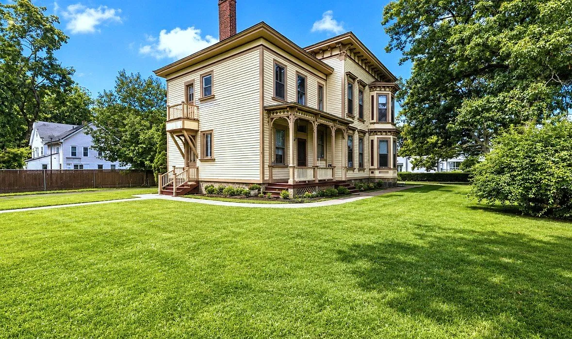 Remodeled 2 family victorian on cul-de-sac — Photo 4