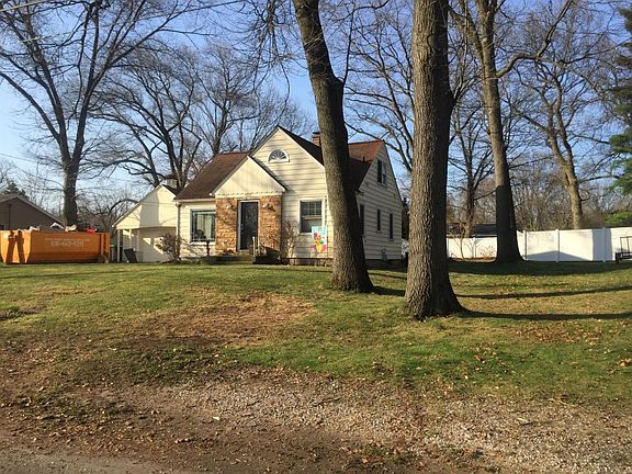 4th image of 582 Pinecrest St