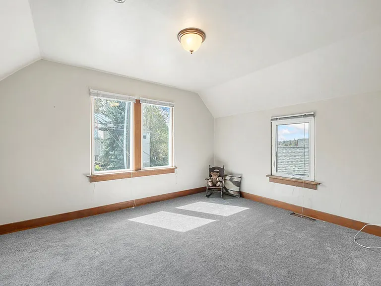 935 NE Maple St — Photo 15