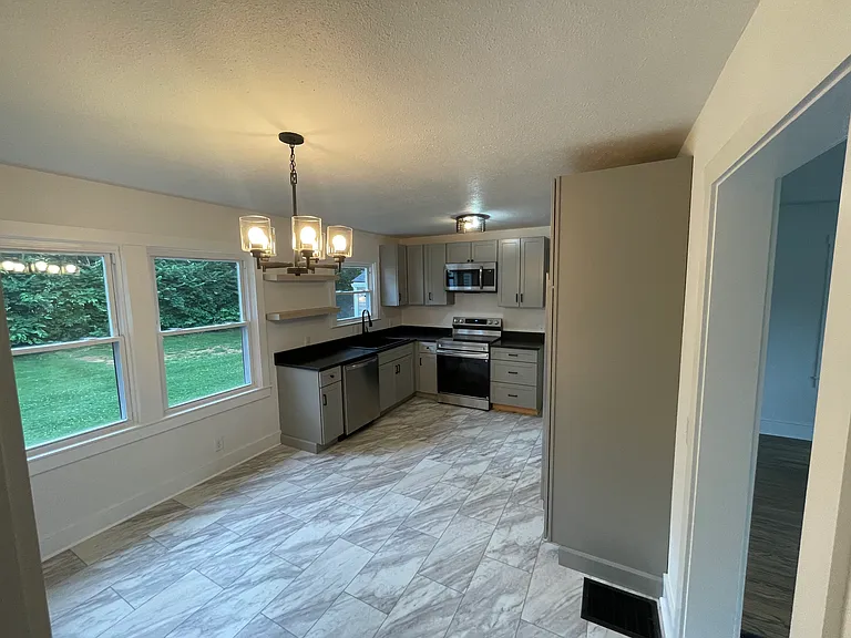8007 Greenway Dr — Photo 8