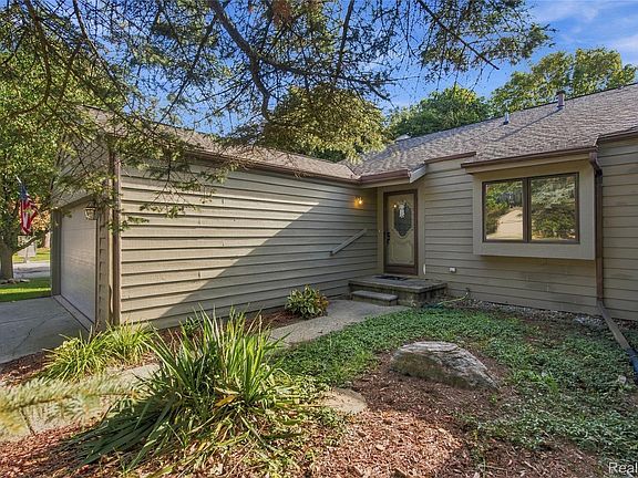 2nd image of 2495 Valley Oaks Cir