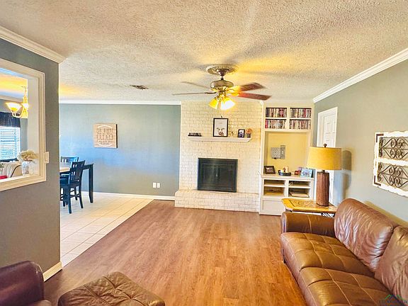 3rd image of 1521 Young St