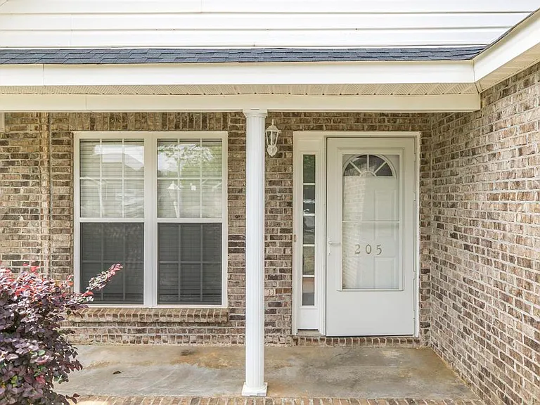 205 Wembley Dr — Photo 3