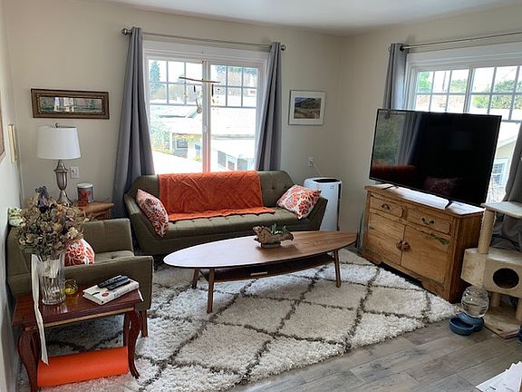 2nd image of 428 Benton St #B